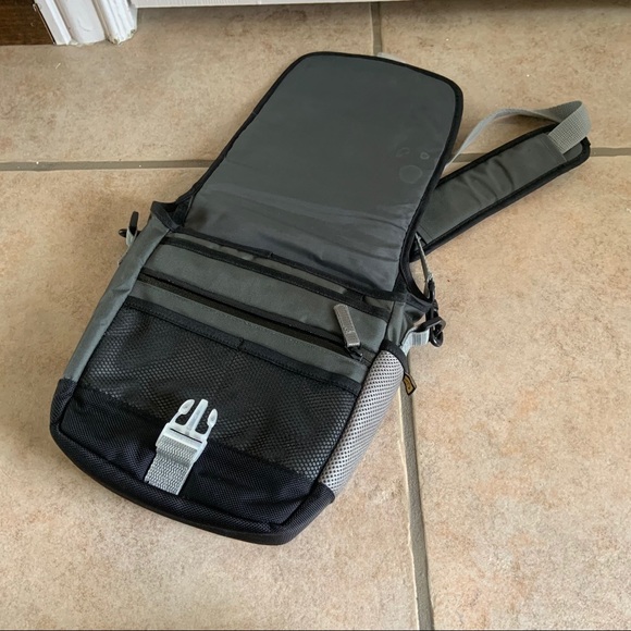 Case Logic Black and Grey Shoulder Camera Bag - Picture 6 of 7